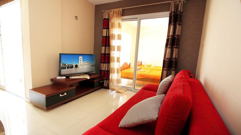 Panikos Beach Apartment I Larnaca Luaran gambar